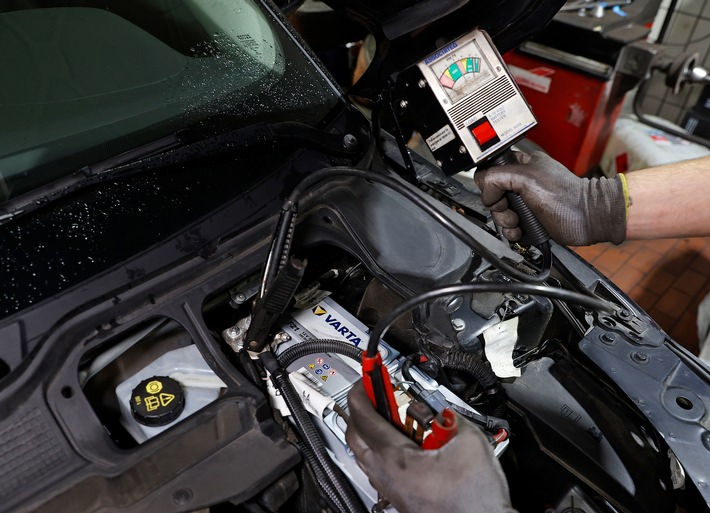 Batterieausfall vorbeugen: Jede zweite Autopanne wäre vermeidbar Auf Warnzeichen achten – Fachwerkstätten geben Sicherheit – Kreislaufsystem entlastet die Umwelt