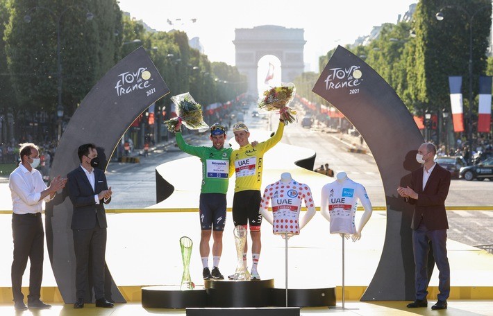 Sieger der 108. Tour de France Tadej Pogačar mit Kristallglas-Trophäe von ŠKODA AUTO geehrt