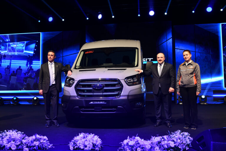 Ford startet Produktion des vollelektrischen E-Transit, Auslieferung an europäische Kunden hat begonnen