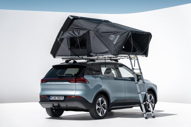 Grenzenlose Freiheit: Aiways U5 SUV wird mit Dachzelt zum nachhaltigen Mikrocamper