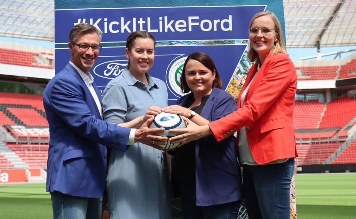 KICK IT LIKE FORD engagiert sich im Frauenfußball