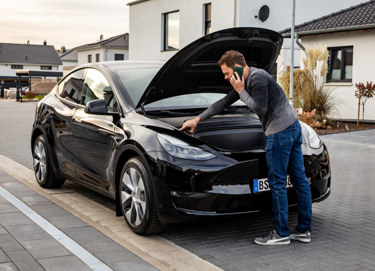 Der Elektroauto-Fahrer sollte immer an seine Starterbatterie denken